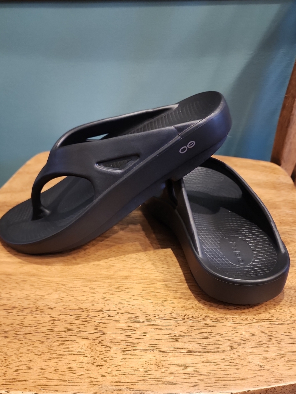 OOFOS Black Flip Sandals